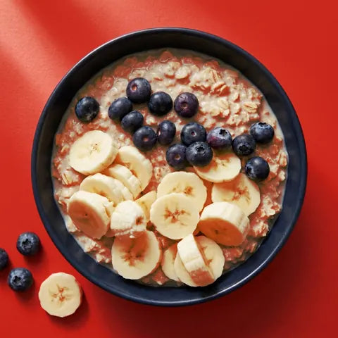 1 desayuno de ona: un bol con arándanos y plátano